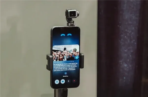 中国造全球首款机器人手机亮相：荣耀打破“黑色方块”魔咒，重构AI终端边界