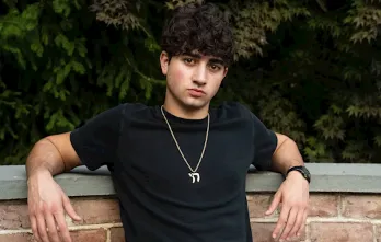 19岁天才少年做AI应用年入2亿：被15所名校拒收，却用产品敲开巨头大门