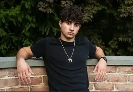 19岁天才少年做AI应用年入2亿:被15所名校拒收,却用产品敲开巨头大门 19岁天才少年做AI应用年入2亿:被15所名校拒收,却用产品敲开巨头大门